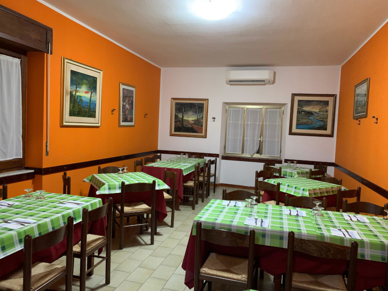 ampia sala adatta anche per pranzi o feste